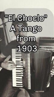 „El Choclo,“ composed in 1903 by Ángel Villoldo, stands as one of the most globally recognized tango songs, preceded only by classics like „La Cumparsita,“ „A media luz,“ and „Adiós muchachos.“ Initially an instrumental piece, it underwent a transformation forty years later when tango poet Enrique Santos Discépolo crafted a sexually suggestive vocal version, metaphorically interpreting the corn cob as a phallic symbol, juxtaposing its culinary significance in Argentine cuisine. In 1952, Americans Lester Allen and Robert Hill reshaped the tango with flamenco influences and an entirely different English text, releasing it under the title „Kiss of Fire,“ which notably gained traction with Louis Armstrong’s rendition. Despite the ensuing copyright controversy, the American release included „El choclo“ in parentheses on the record label, cementing its enduring legacy across cultures and languages.  #tango #accordion #akkordeon #elchoclo #tangoargentino #akkordeonist #accordionist #accordionmusic #tangomusic #argentina #latin #villoldo #discepolo