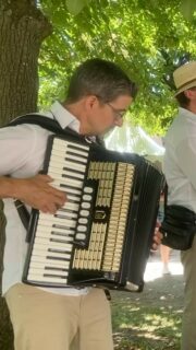 Mobile Gentlemen 🎷🎸🪗🎶👍 live & unplugged!
Letztes Jahr bei „Park Träume“ auf Schloss Stockberg in 74336 Brackenheim. Auch dieses Jahr wieder dort: 21.-23.06.2024 @parktraeume
#parkträume #schlossstocksberg
Saxophon: Florian Wolpert @florian_wolpert_saxophone
Kontrabass: Wlad Larkin @wladlarkin
Akkordeon: Alexander Nagel @alexander.nagel.pianist
#EventBand #Trio #Music # #LiveMusic #MusicIans #Saxophon #BassSolo #Akkordeon #UnpluggedBand #Solo #Amazing #viral #accordion #liveband #iwannabelikeyou