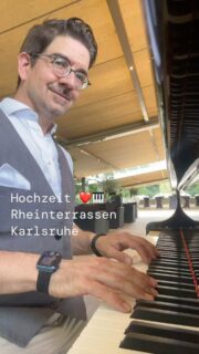 Hier noch ein paar Eindrücke von der tollen Hochzeit gestern, die ich als Pianist begleiten durfte. Die Location @rheinterrassen_karlsruhe ist wirklich wunderschön und außergewöhnlich! 👍👍👍
Vielen Dank an Alexa von @weddingdreamsbyalexa für die reibungslose Organisation! 🙏👍
Ebenso vielen Dank an @musik.schlaile für den tollen Yamaha Flügel, auf dem ich spielen durfte! 🎹❤️👍
Viele Grüße auch an den DJ-Kollegen @djsky.88 🤘🎵👍
#EventPianist #HochzeitsPianist #LivePiano #PianoMusik #Pianist #MusikFürTrauungen #PianistFürHochzeit #DinnerMusik #LoungeMusik #EventMusik #Livemusik #Karlsruhe #Baden-Baden #Heidelberg #Pforzheim #Stuttgart #Mannheim #Hochzeit #Trauung